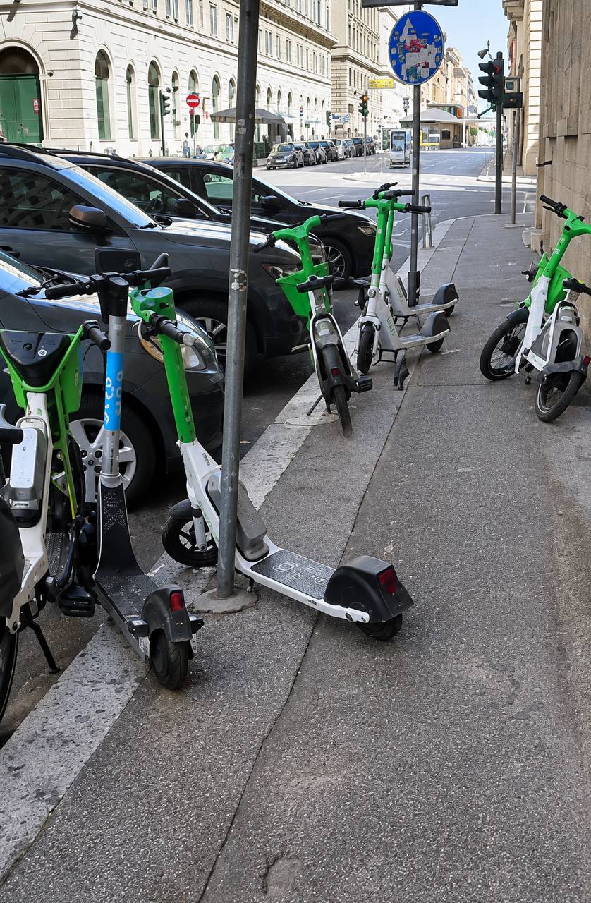 Allarme monopattino selvaggio. Tassisti esasperati: “Prima o poi investiremo qualcuno” Allarme monopattino selvaggio. Tassisti esasperati: “Prima o poi investiremo qualcuno”