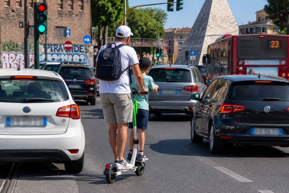 Allarme monopattino selvaggio. Tassisti esasperati: “Prima o poi investiremo qualcuno” Allarme monopattino selvaggio. Tassisti esasperati: “Prima o poi investiremo qualcuno”