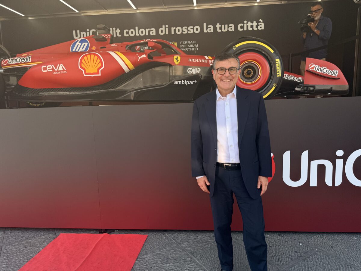 UniCredit porta la Ferrari SF-24 a Napoli: Piazza Municipio si colora di rosso tra innovazione e grande partecipazione
