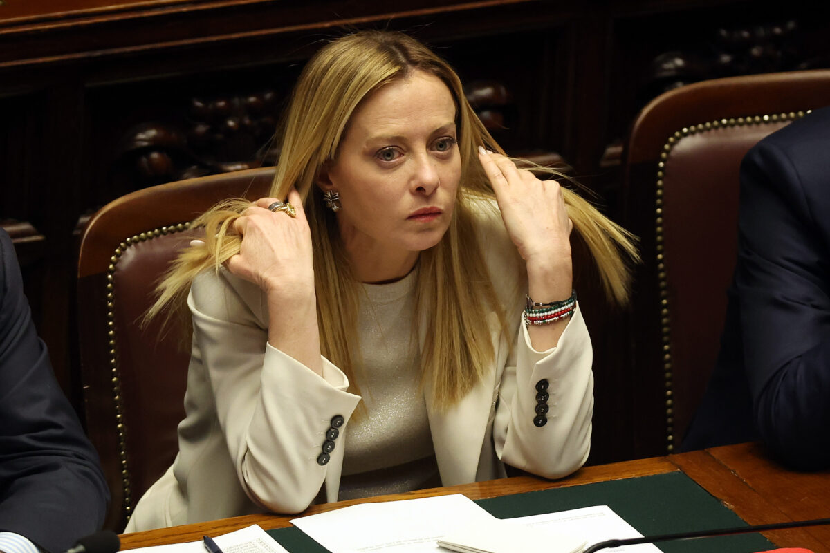 Meloni attacca la sinistra sulla fiera del libro: “Chiedere patentino antifascista è censura” Meloni attacca la sinistra sulla fiera del libro: “Chiedere patentino antifascista è censura”