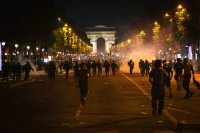 Parigi, scontri durante i festeggiamenti della Champions del Psg
