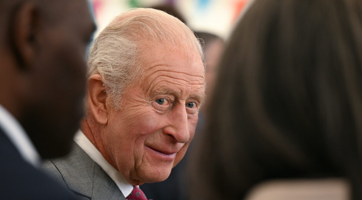 Anche Re Carlo fa la dichiarazione dei redditi: è il primo sovrano britannico a pubblicarla