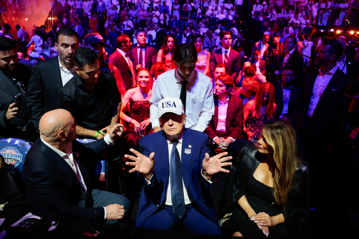 Trump festeggia 80 anni alla Casa Bianca. Le foto della festa, c’è anche Ibra Trump festeggia 80 anni alla Casa Bianca. Le foto della festa, c’è anche Ibra