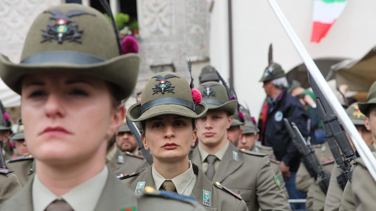 Meloni a sorpresa a Gemona per il Raduno degli Alpini, nel 50esimo anniversario del terremoto del Friuli