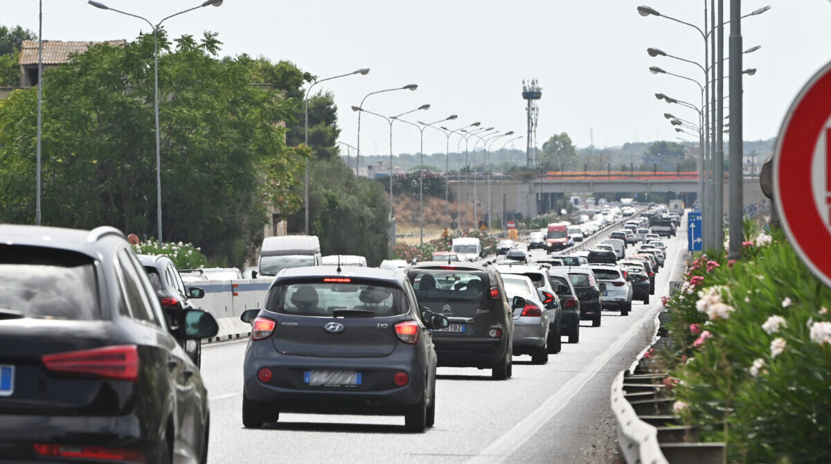 Casa più economica fuori città? Sì, ma poi ti “frega” l’auto: ecco quanto si perde davvero
