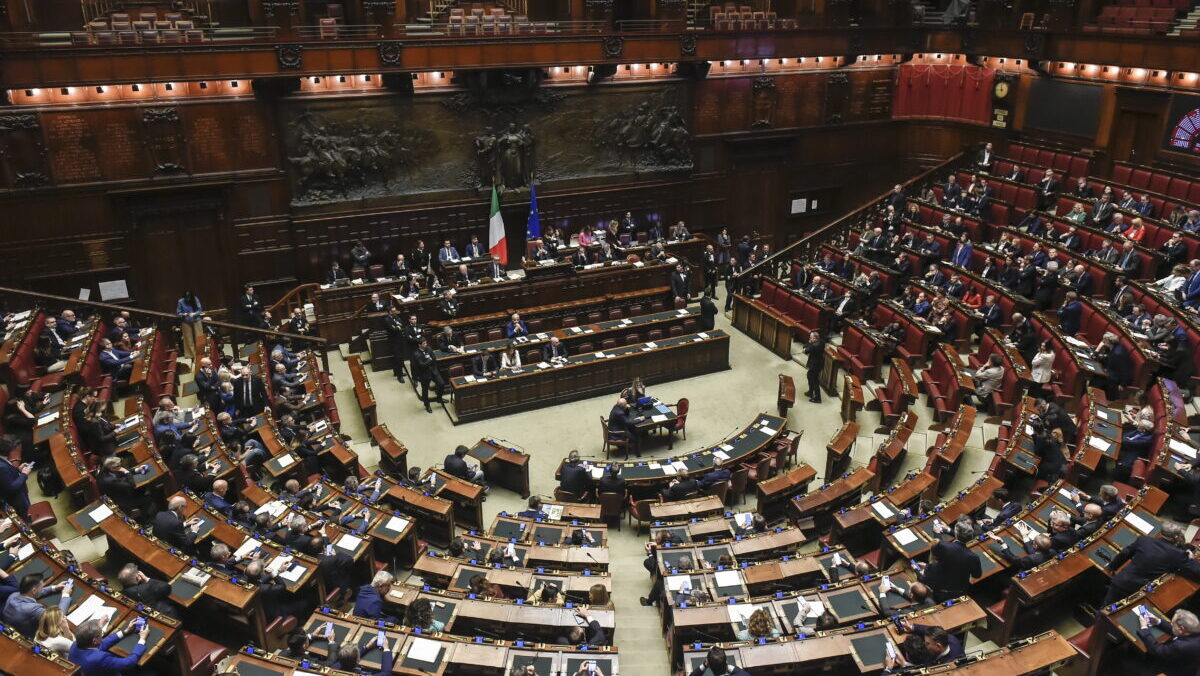 Paura alla Camera, il pc di un giornalista prende fuoco. Intervengono i pompieri