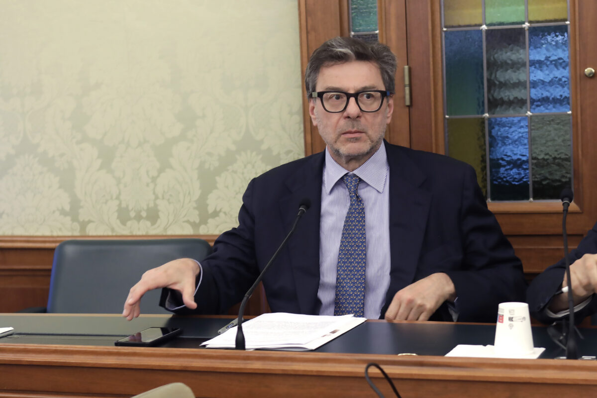 Fondi Safe per la difesa, Giorgetti frena: “Nessuna scadenza, aspettiamo i dettagli della Commissione Ue” Fondi Safe per la difesa, Giorgetti frena: “Nessuna scadenza, aspettiamo i dettagli della Commissione Ue”