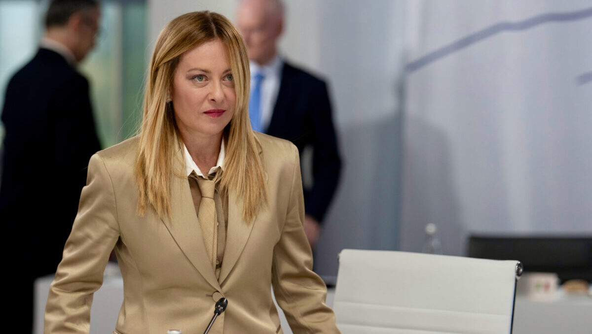 Via libera dall’Ue alla stretta sui rimpatri, Meloni esulta: “È la prova che il modello dei Cpr in Albania funziona” Via libera dall’Ue alla stretta sui rimpatri, Meloni esulta: “È la prova che il modello dei Cpr in Albania funziona”