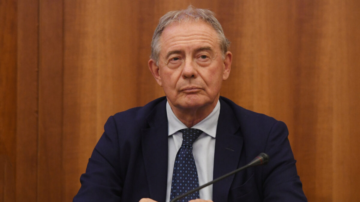 Botta e risposta Italia-Usa, Urso: “Trump? È lui ad essere ai minimi del consenso. Meloni leader in Europa”