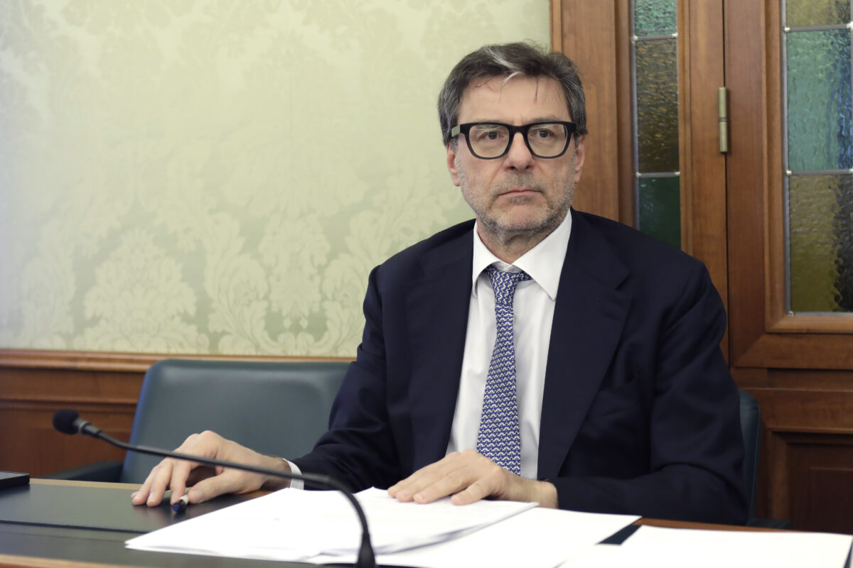 Mps, il governo apre al golden power su Intesa. Giorgetti: “Possibili prescrizioni sull’Opas” Mps, il governo apre al golden power su Intesa. Giorgetti: “Possibili prescrizioni sull’Opas”