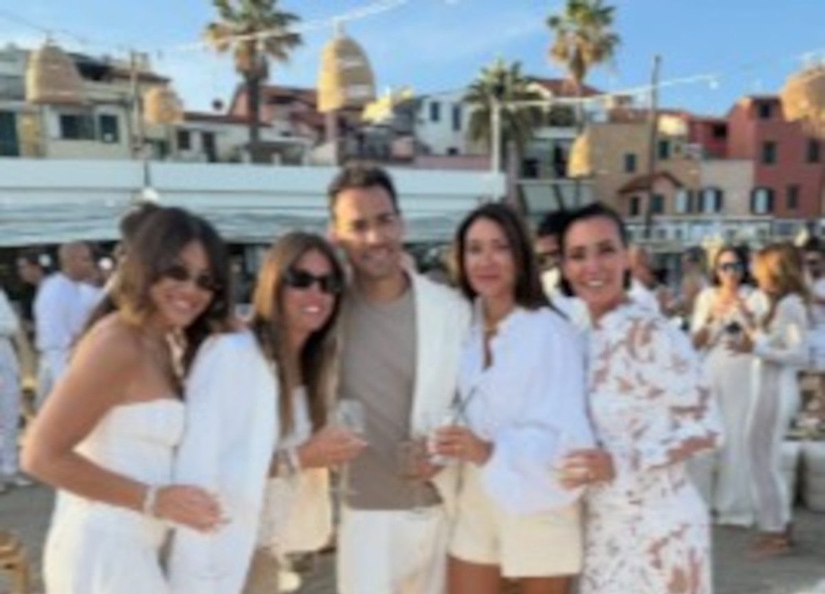 Pennetta, sorpresona a Fognini in spiaggia a Sanremo. La festa per i 10 anni di matrimonio Pennetta, sorpresona a Fognini in spiaggia a Sanremo. La festa per i 10 anni di matrimonio