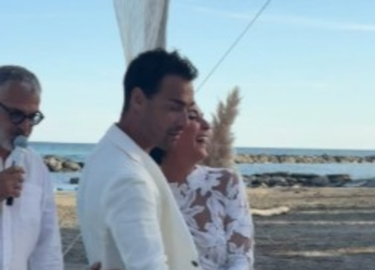 Pennetta, sorpresona a Fognini in spiaggia a Sanremo. La festa per i 10 anni di matrimonio Pennetta, sorpresona a Fognini in spiaggia a Sanremo. La festa per i 10 anni di matrimonio