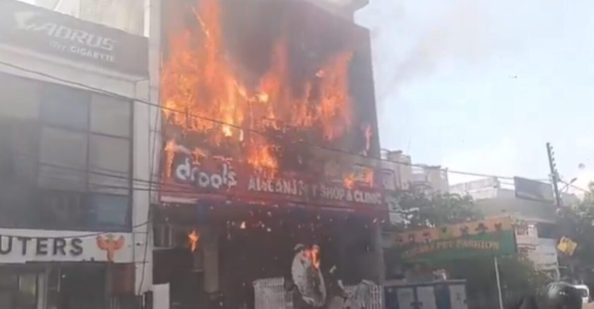 Incendio in una scuola, almeno 14 studenti morti in India. Il video choc