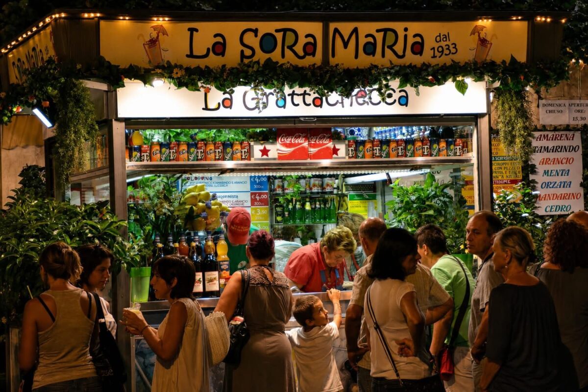 Ghiaccio, sciroppo e frutta fresca, il social food da strada per le vie della città, ovvero… la “grattachecca”! Ghiaccio, sciroppo e frutta fresca, il social food da strada per le vie della città, ovvero… la “grattachecca”!
