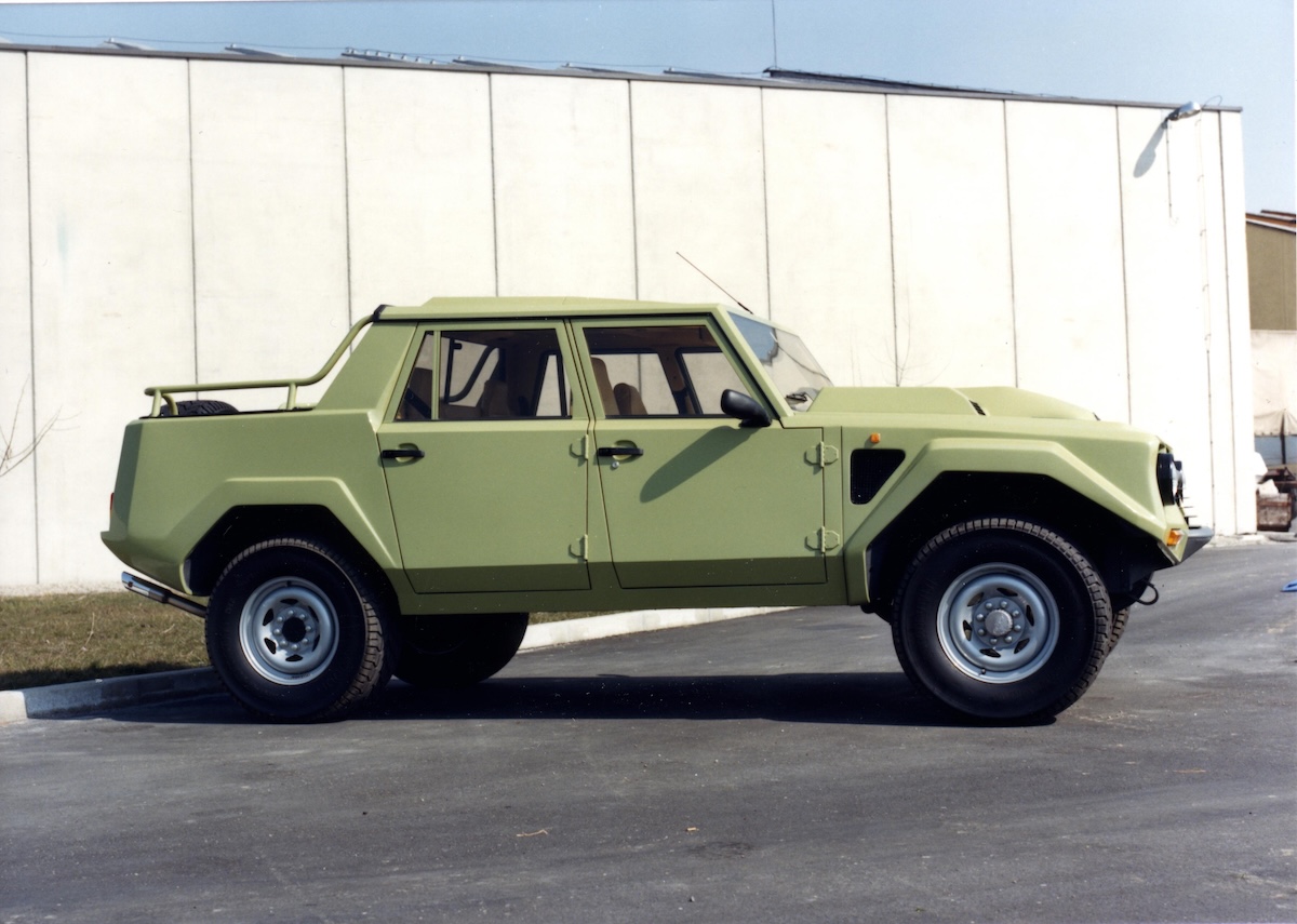 Lamborghini LM002, il SUV che anticipò la Urus Lamborghini LM002, il SUV che anticipò la Urus