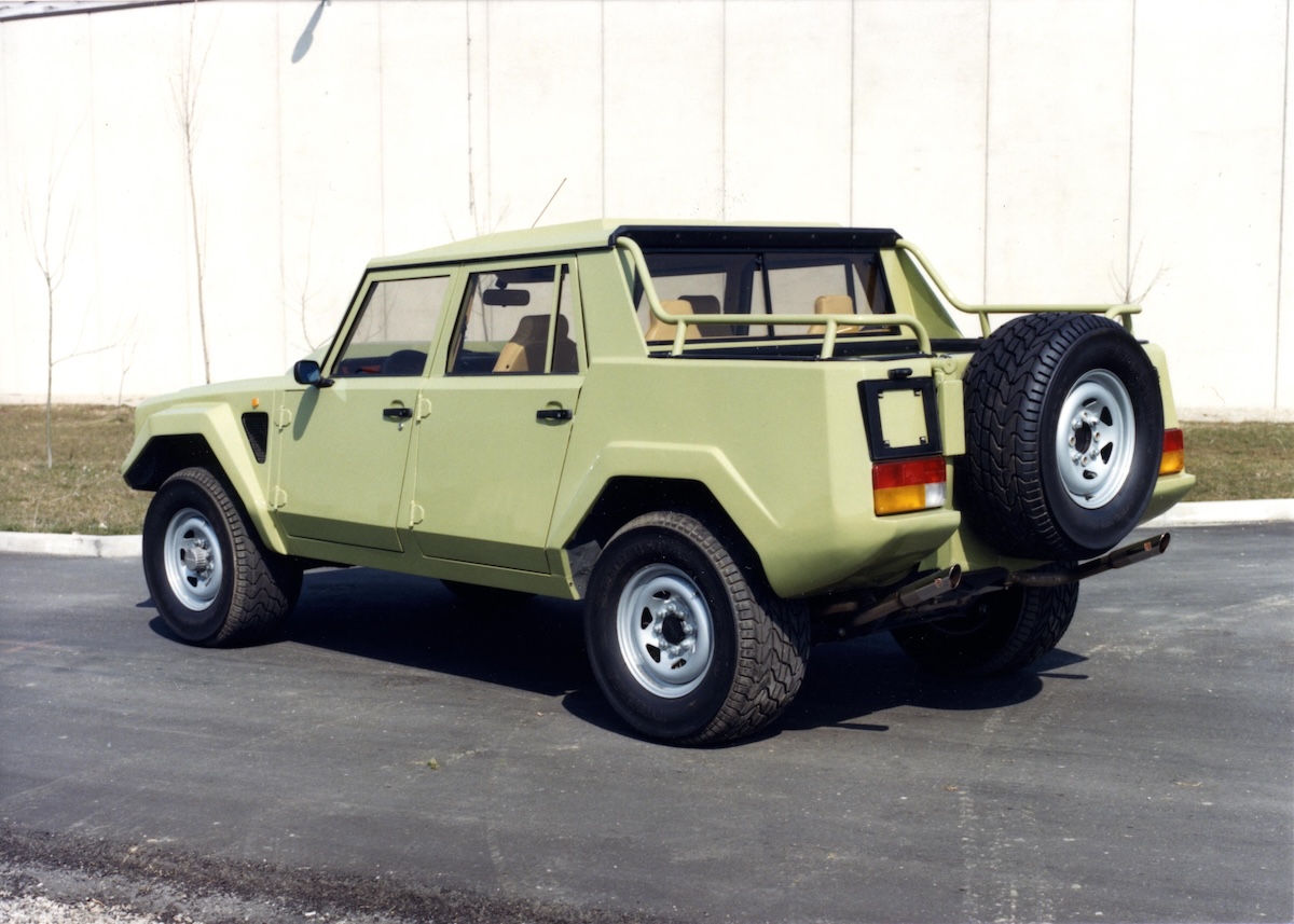 Lamborghini LM002, il SUV che anticipò la Urus Lamborghini LM002, il SUV che anticipò la Urus