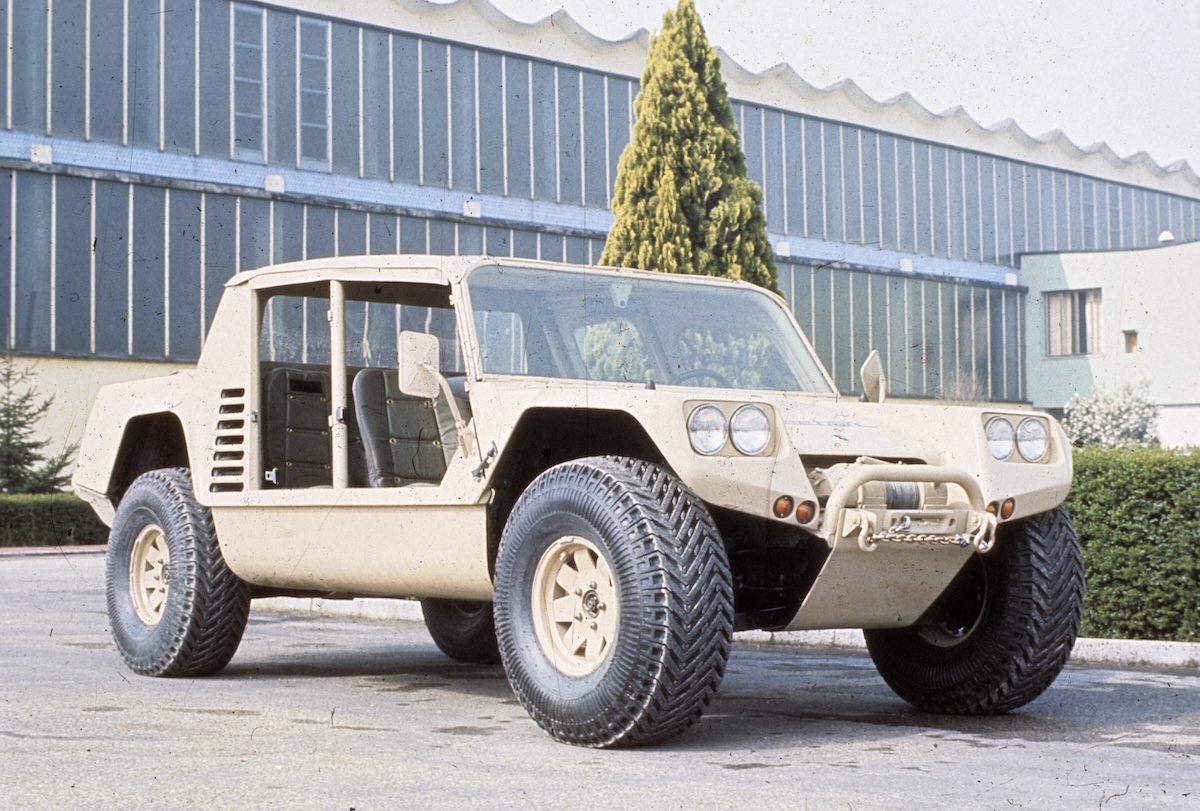 Lamborghini LM002, il SUV che anticipò la Urus Lamborghini LM002, il SUV che anticipò la Urus