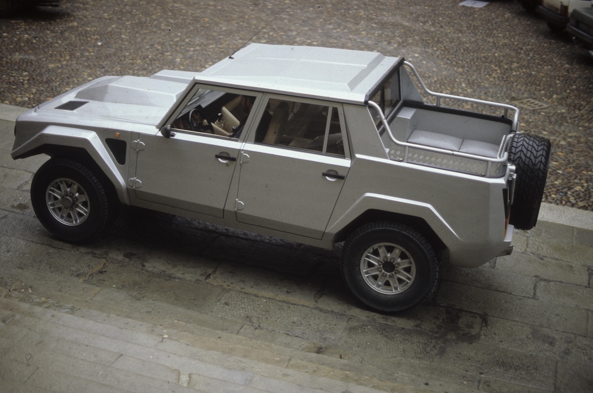 Lamborghini LM002, il SUV che anticipò la Urus Lamborghini LM002, il SUV che anticipò la Urus