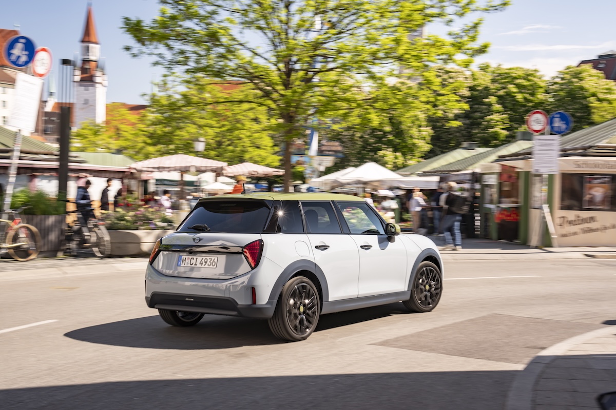 MINI Cooper, la serie speciale firmata Paul Smith