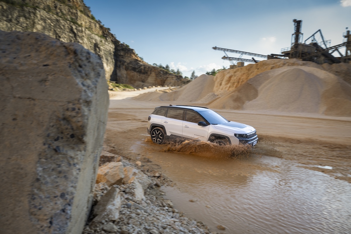 Jeep nuova Compass 2026, più autonomia e trazione integrale Jeep nuova Compass 2026, più autonomia e trazione integrale