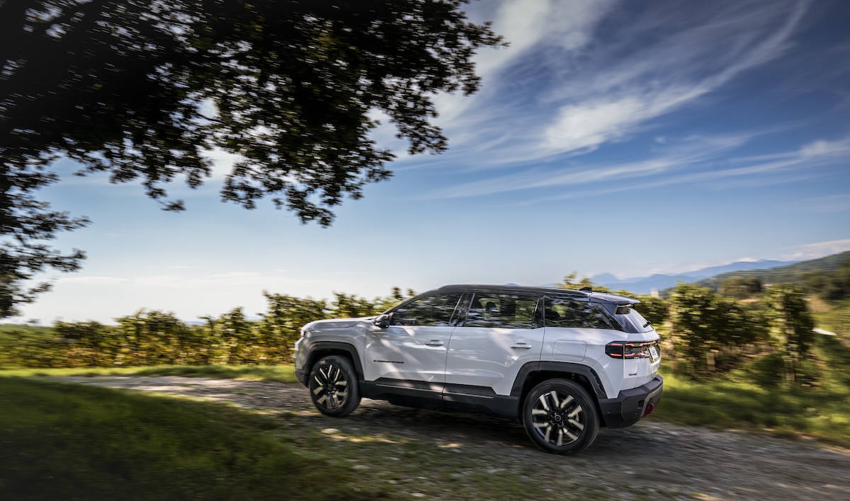 Jeep nuova Compass 2026, più autonomia e trazione integrale Jeep nuova Compass 2026, più autonomia e trazione integrale