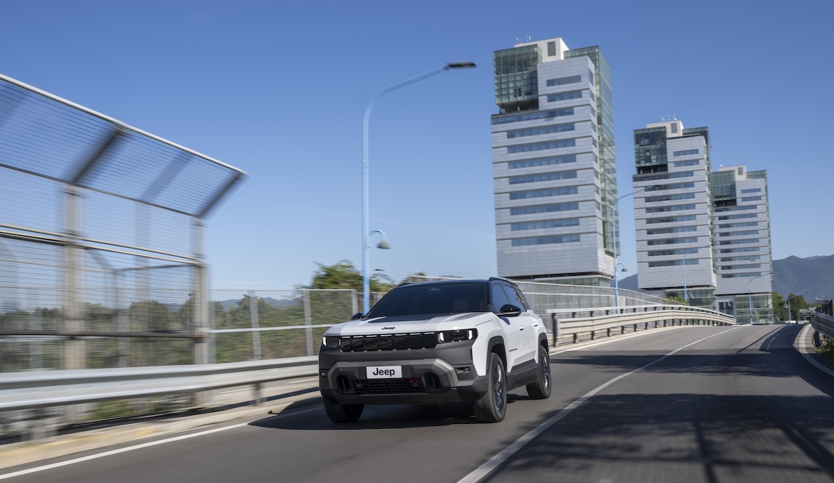 Jeep nuova Compass 2026, più autonomia e trazione integrale Jeep nuova Compass 2026, più autonomia e trazione integrale