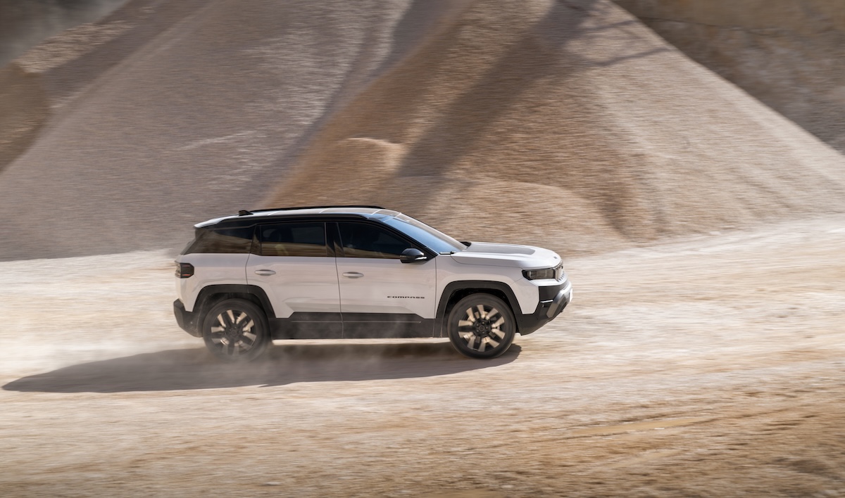 Jeep nuova Compass 2026, più autonomia e trazione integrale Jeep nuova Compass 2026, più autonomia e trazione integrale