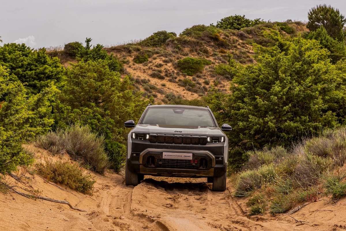 Jeep nuova Compass 2026, più autonomia e trazione integrale Jeep nuova Compass 2026, più autonomia e trazione integrale