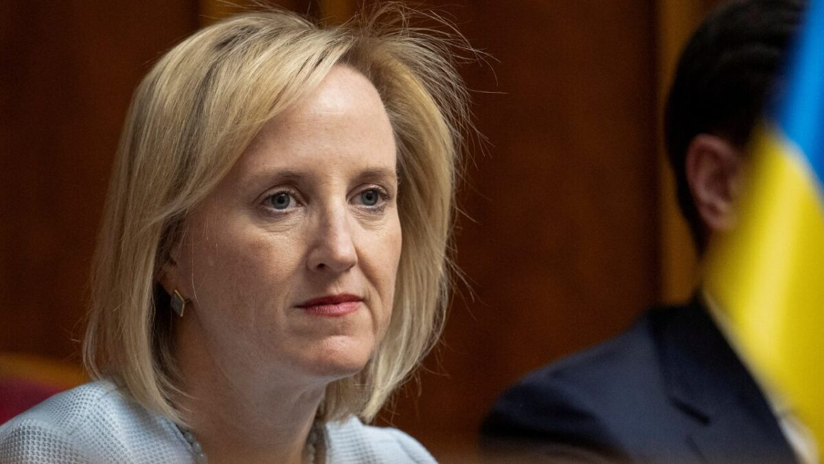 Ucraina, si dimette l’ambasciatrice Usa Julie Davis: dietro il ritiro l’ombra delle divergenze con Trump