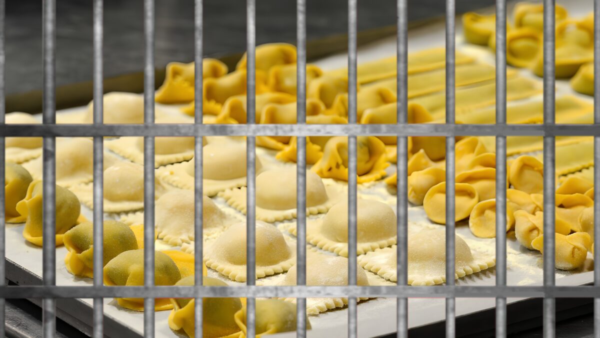 Un tortellino contro la recidiva. A Rebibbia il futuro si impasta a mano Un tortellino contro la recidiva. A Rebibbia il futuro si impasta a mano