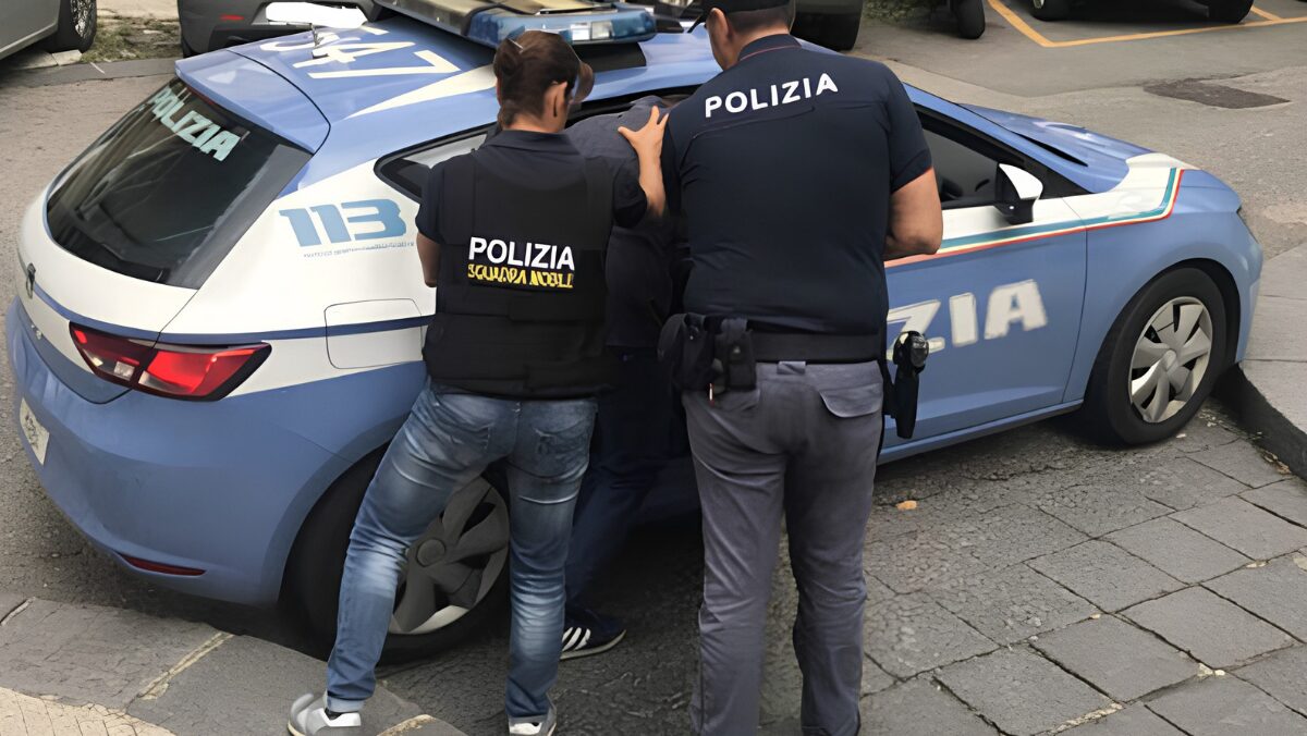 Come in un film, si finge agente per rapinare un’anziana. Arrestato un minorenne dopo un tentativo di fuga Come in un film, si finge agente per rapinare un’anziana. Arrestato un minorenne dopo un tentativo di fuga
