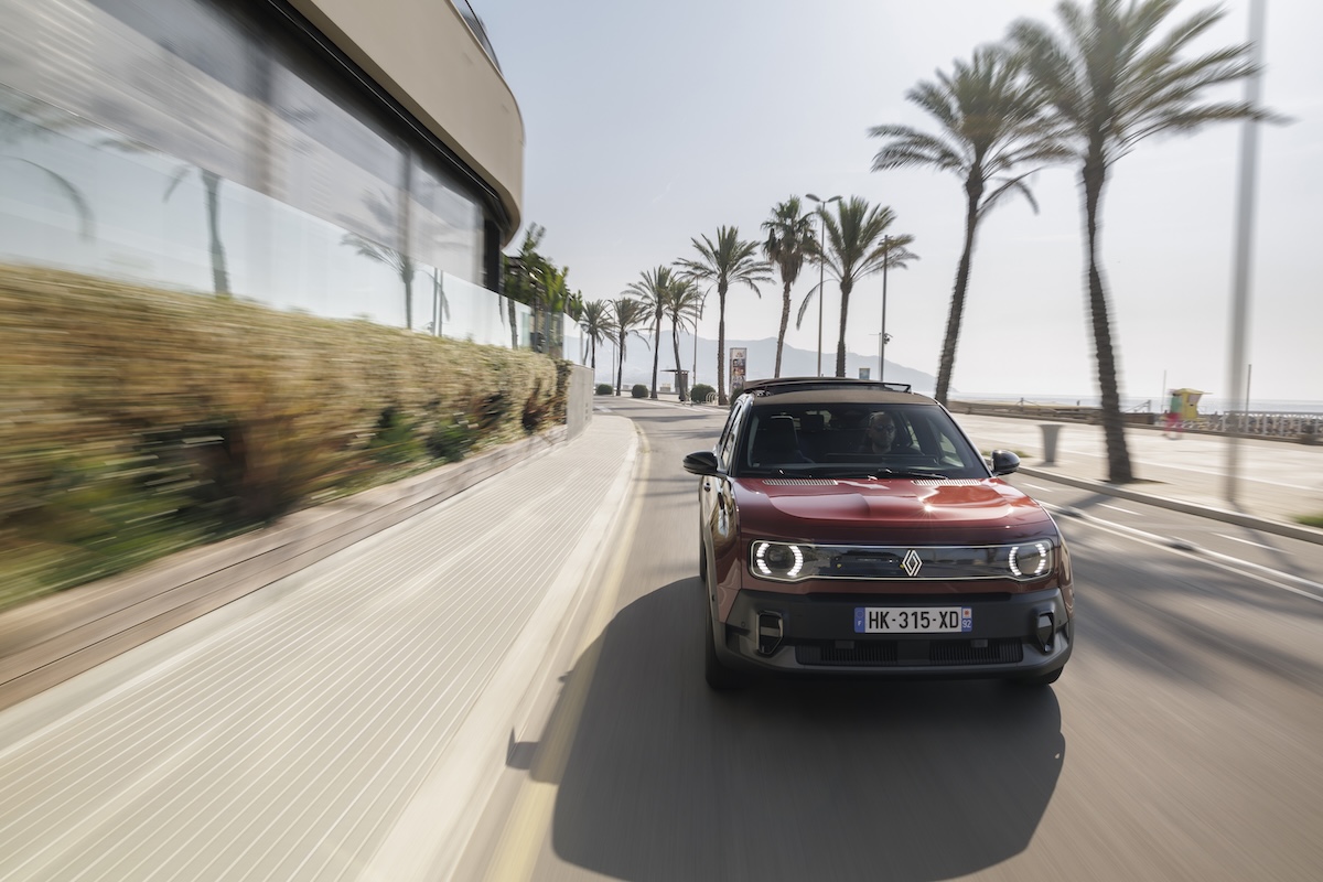 Renault 4 elettrica, il tetto si apre e cambia tutto Renault 4 elettrica, il tetto si apre e cambia tutto