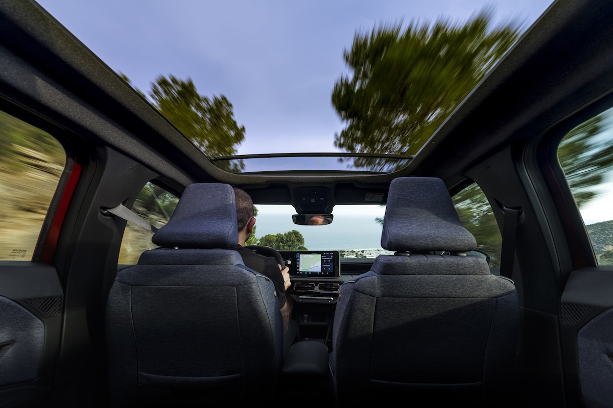 Renault 4 elettrica, il tetto si apre e cambia tutto Renault 4 elettrica, il tetto si apre e cambia tutto