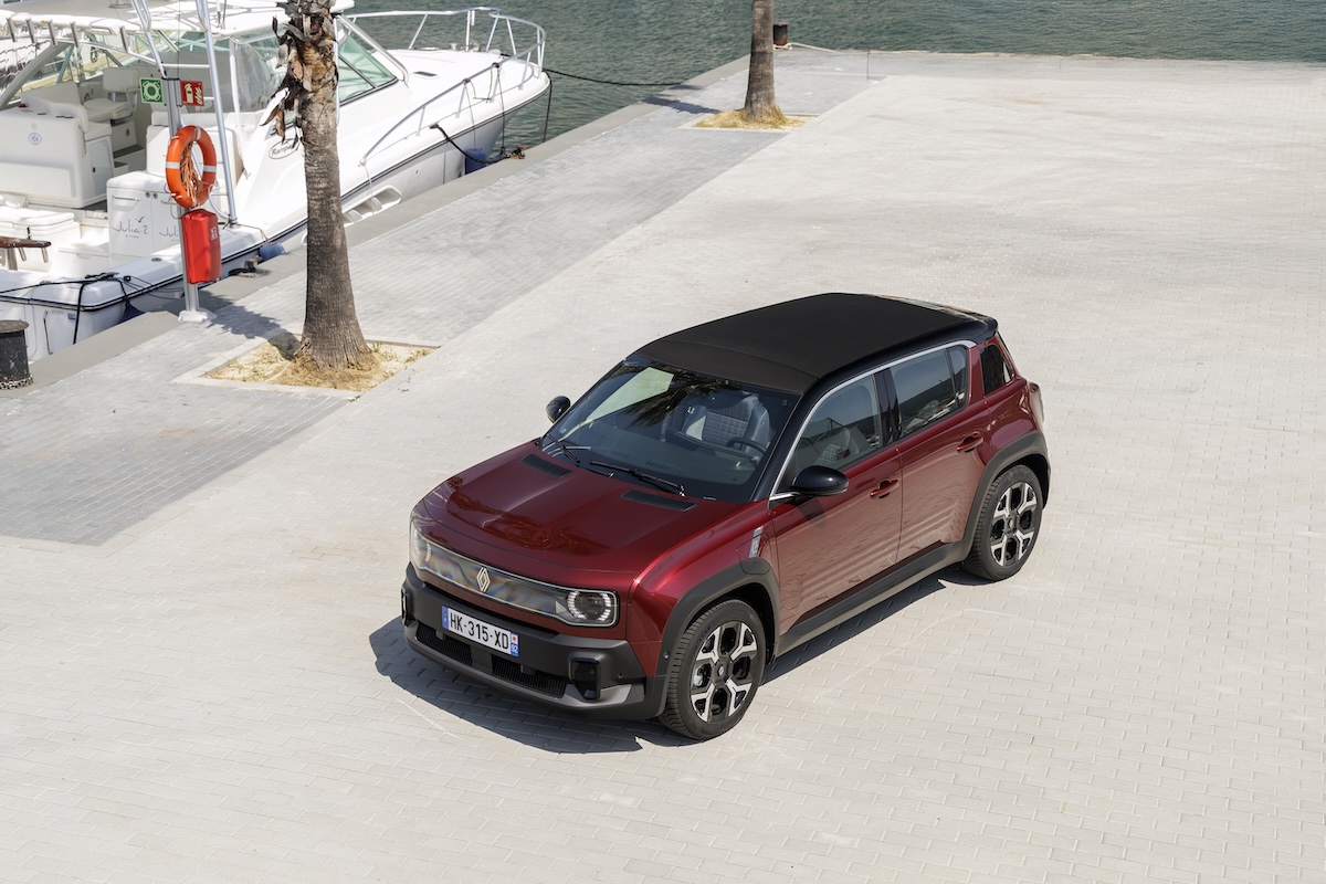 Renault 4 elettrica, il tetto si apre e cambia tutto Renault 4 elettrica, il tetto si apre e cambia tutto