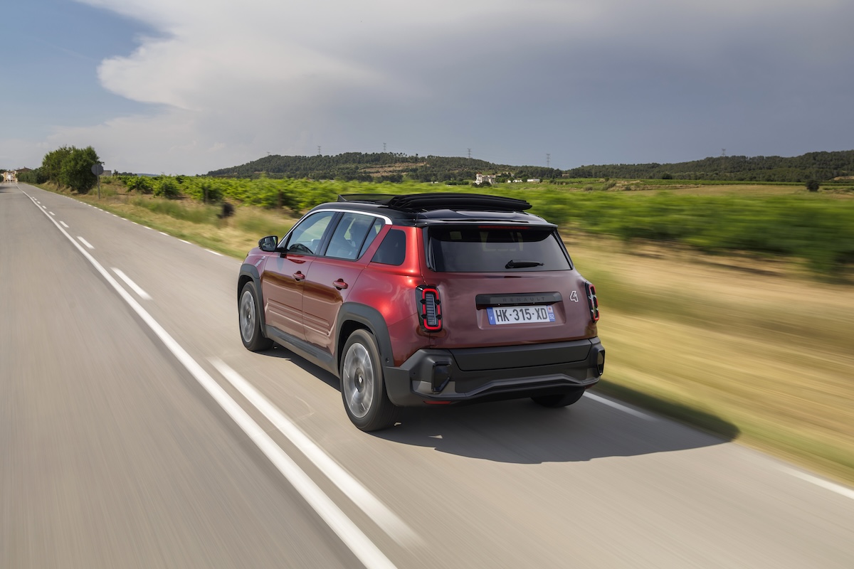 Renault 4 elettrica, il tetto si apre e cambia tutto Renault 4 elettrica, il tetto si apre e cambia tutto