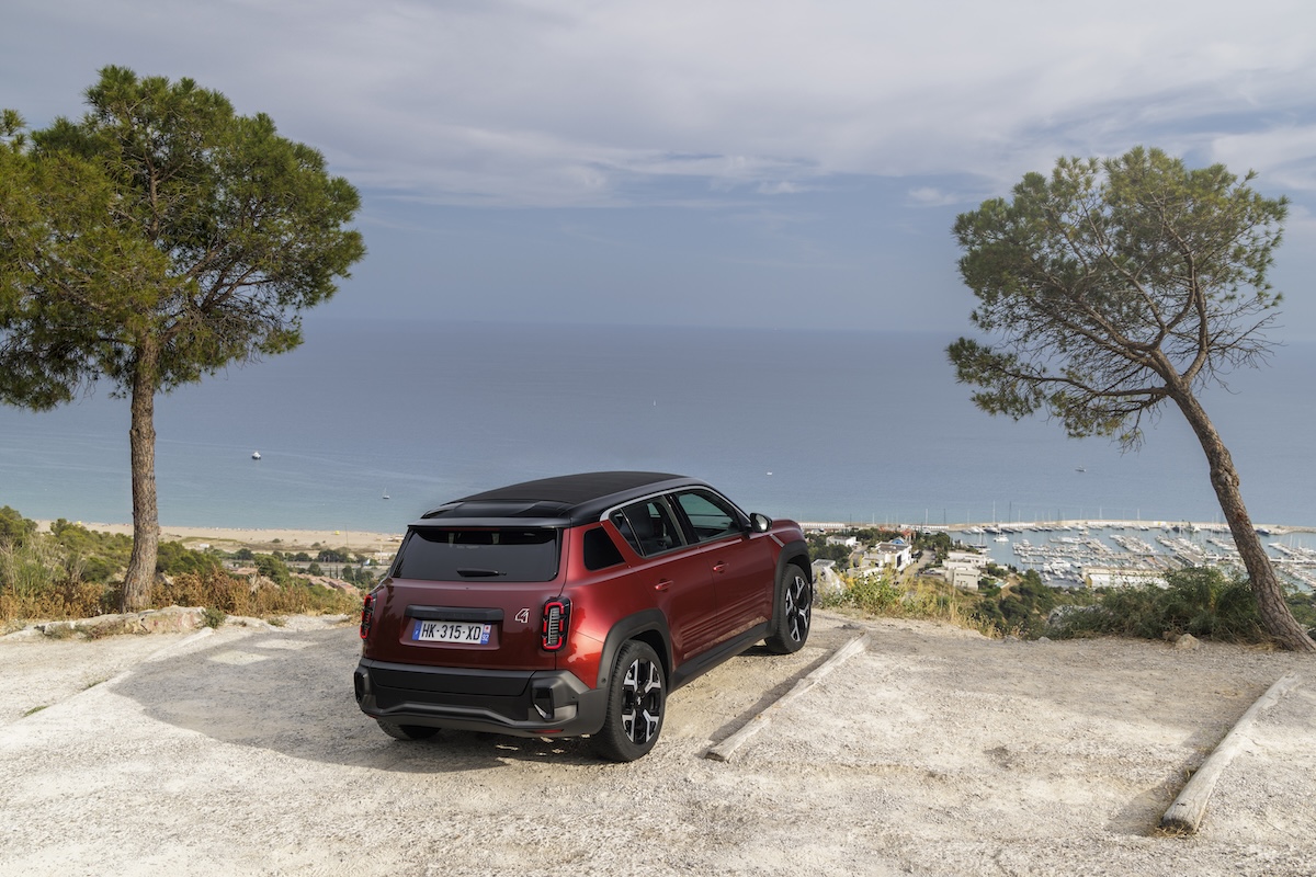Renault 4 elettrica, il tetto si apre e cambia tutto Renault 4 elettrica, il tetto si apre e cambia tutto