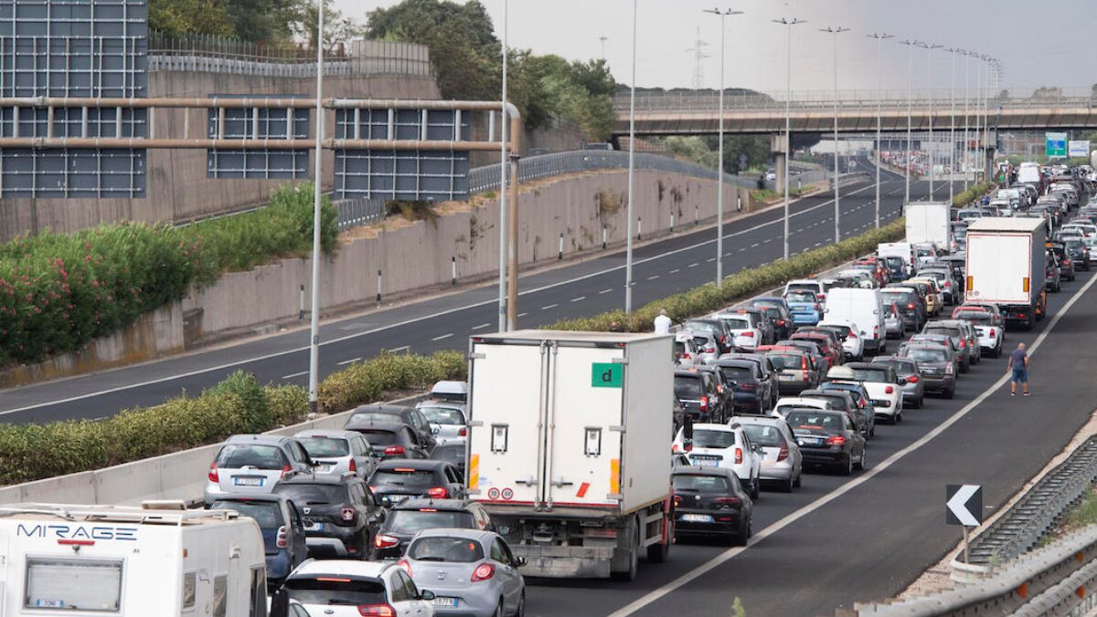 Vivere fuori dal raccordo conviene davvero? Il risparmio sulla casa si perde tra traffico, benzina e parcheggi