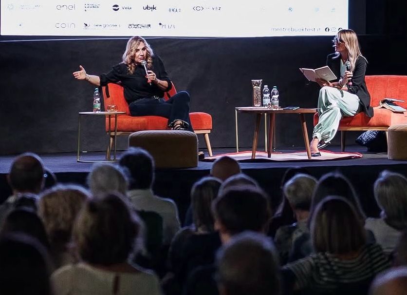 Il firma copia è donna: presentazioni e feste per i libri di giornaliste e conduttrici vip – video esclusivo