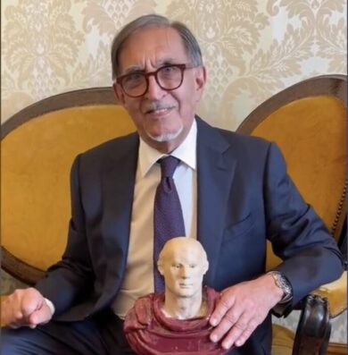 La Russa-Calenda, siparietto su un busto romano