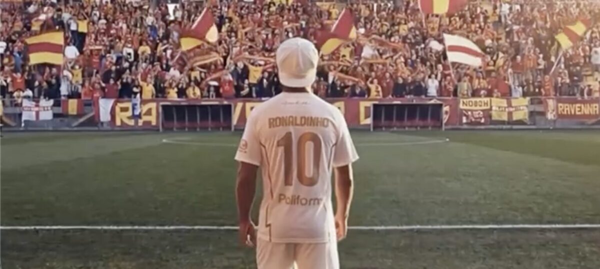 Ronaldinho al Ravenna: “Che la magia abbia inizio”. La geniale mossa di marketing di Cipriani e la maglia numero 10