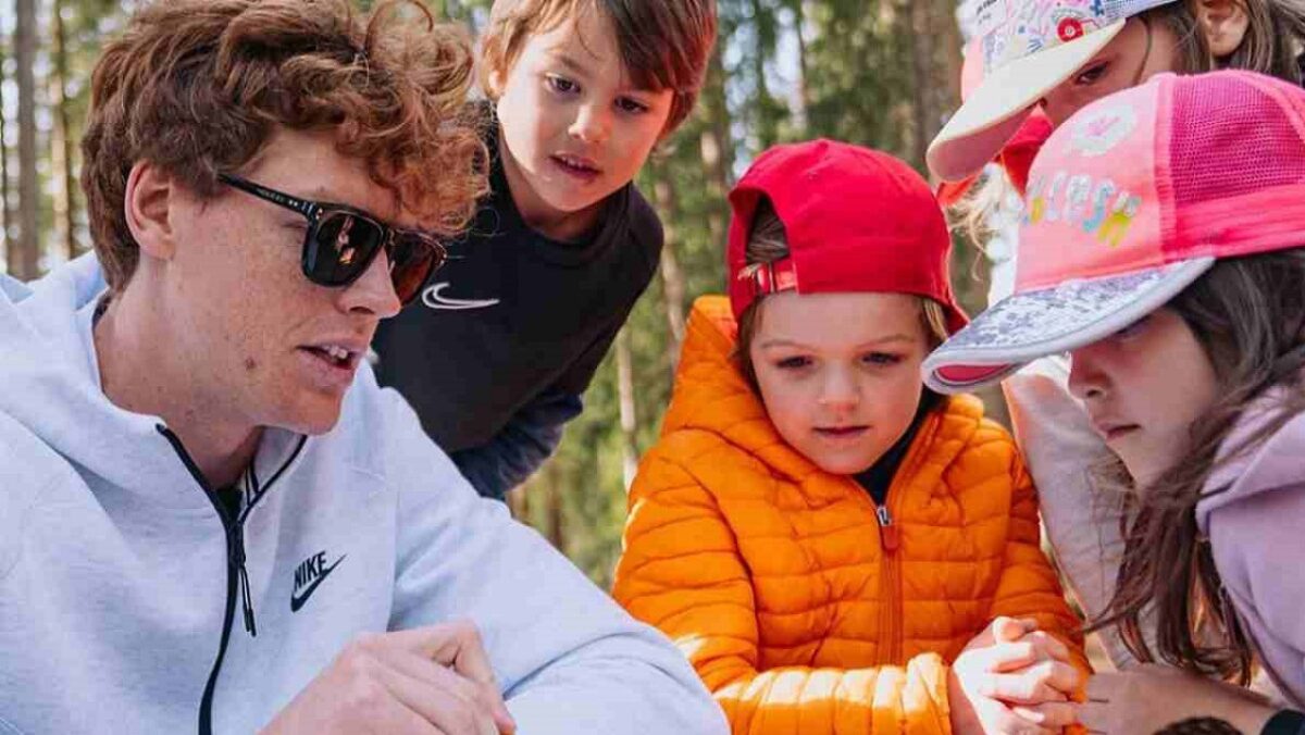 Sinner scende in campo per i più fragili: accordo triennale con Sport Senza Frontiere per 80 giovani
