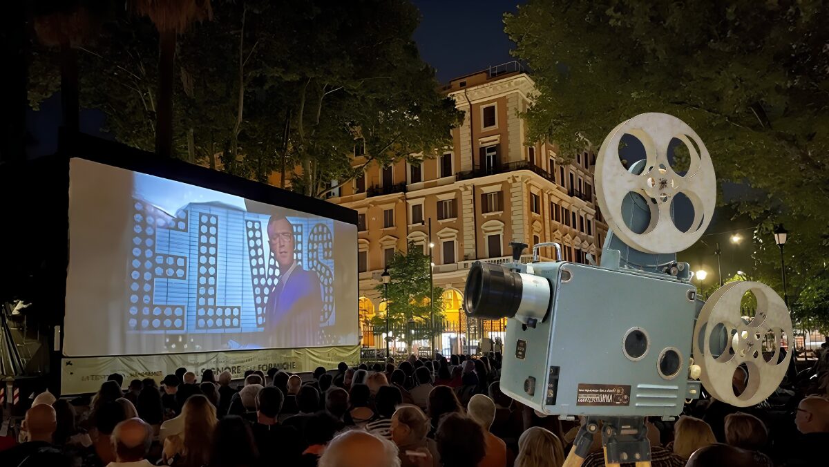 Popcorn, sedie e cielo stellato: il cinema trasloca nel parco di Villa Lazzaroni Popcorn, sedie e cielo stellato: il cinema trasloca nel parco di Villa Lazzaroni