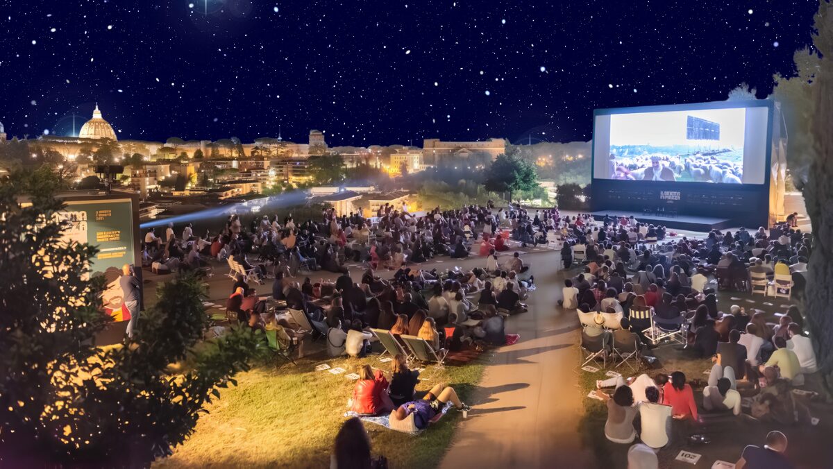 Rigorosamente sotto le stelle, ecco perchè il cinema all’aperto non passa mai di moda Rigorosamente sotto le stelle, ecco perchè il cinema all’aperto non passa mai di moda