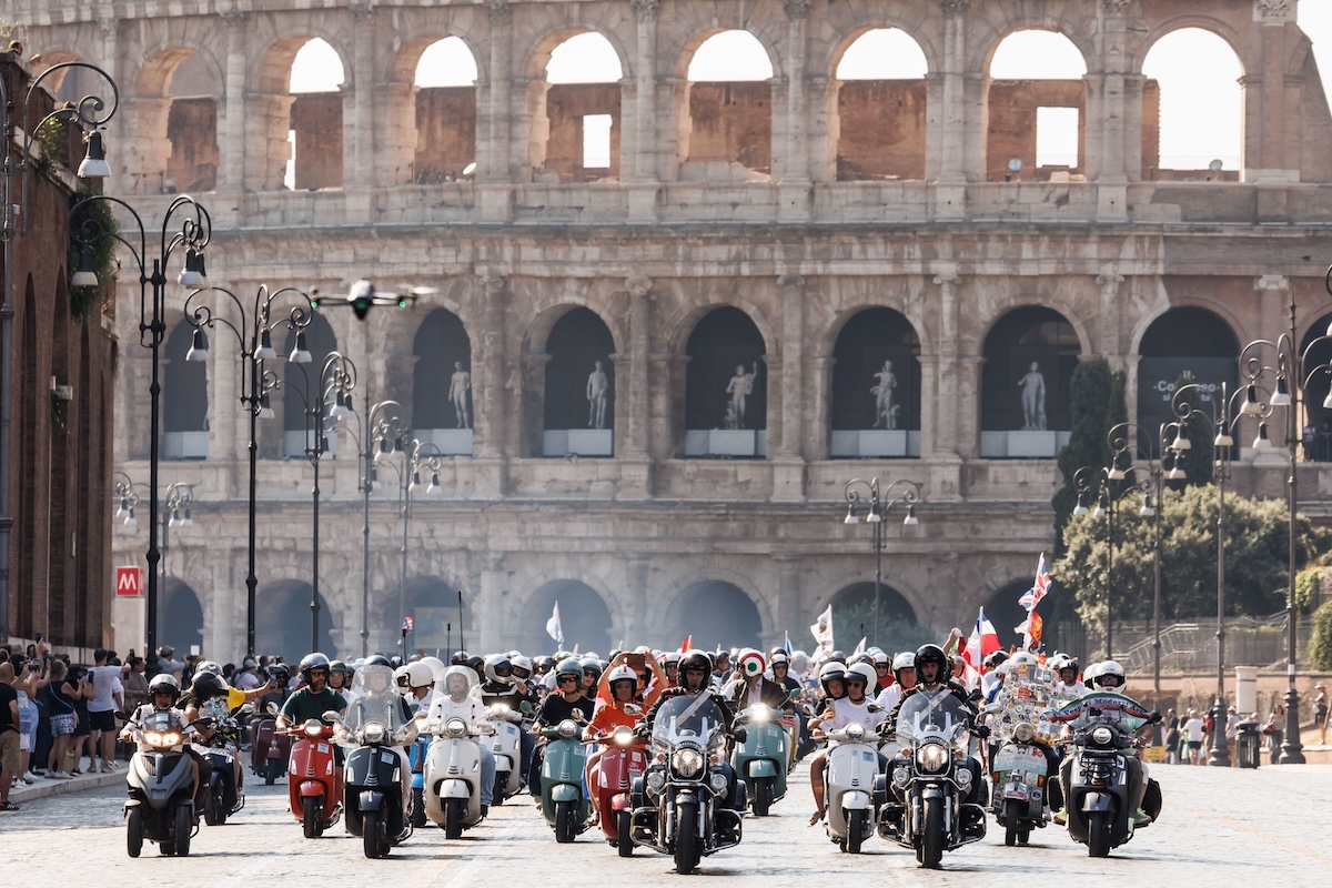 Roma invasa da 25.000 Vespa per gli 80 anni