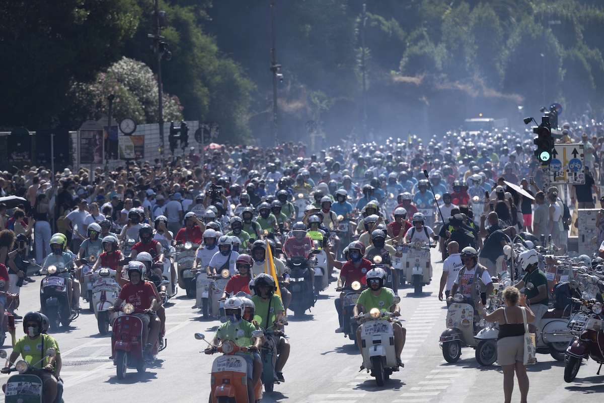 Roma invasa da 25.000 Vespa per gli 80 anni