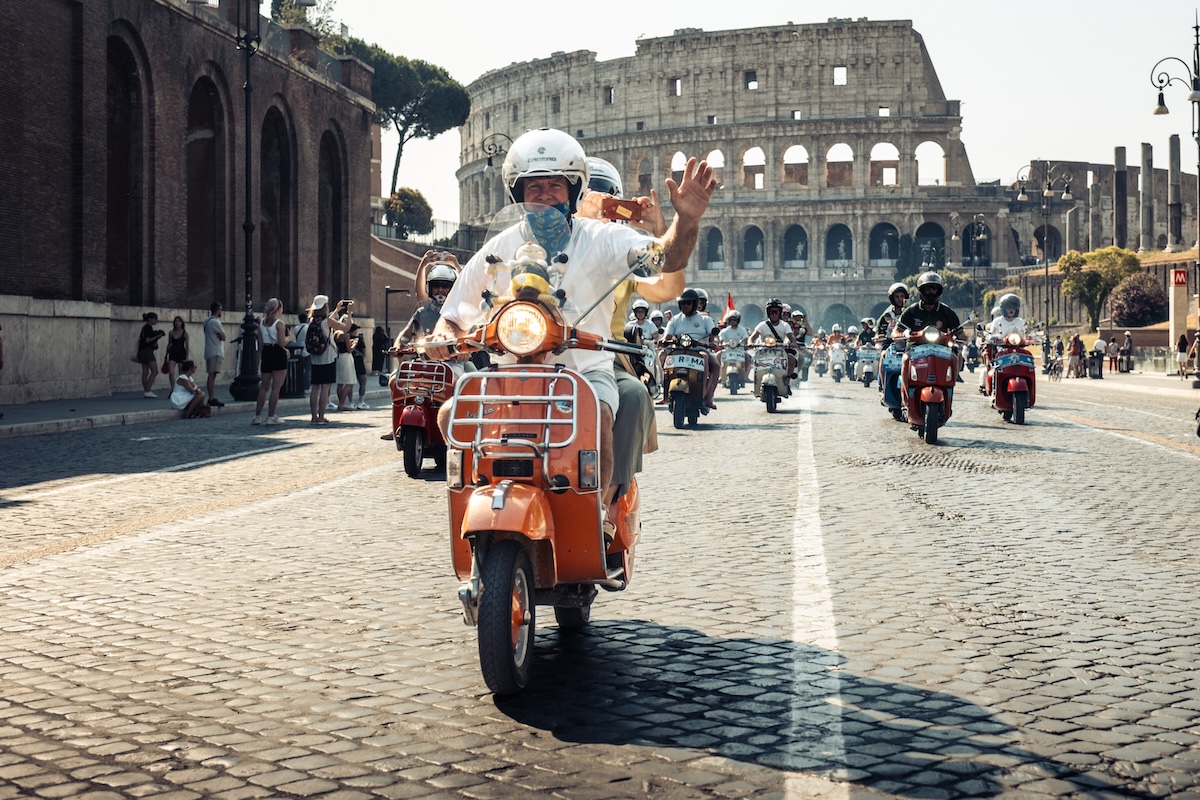 Roma invasa da 25.000 Vespa per gli 80 anni
