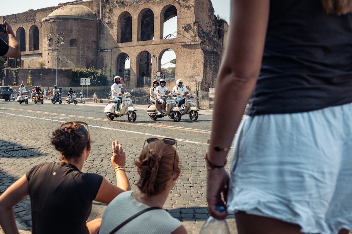 Roma invasa da 25.000 Vespa per gli 80 anni