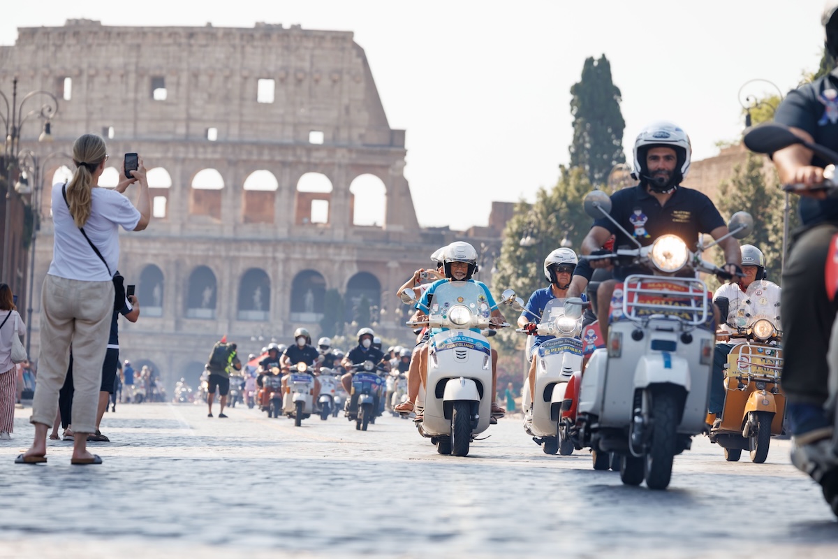 Roma invasa da 25.000 Vespa per gli 80 anni