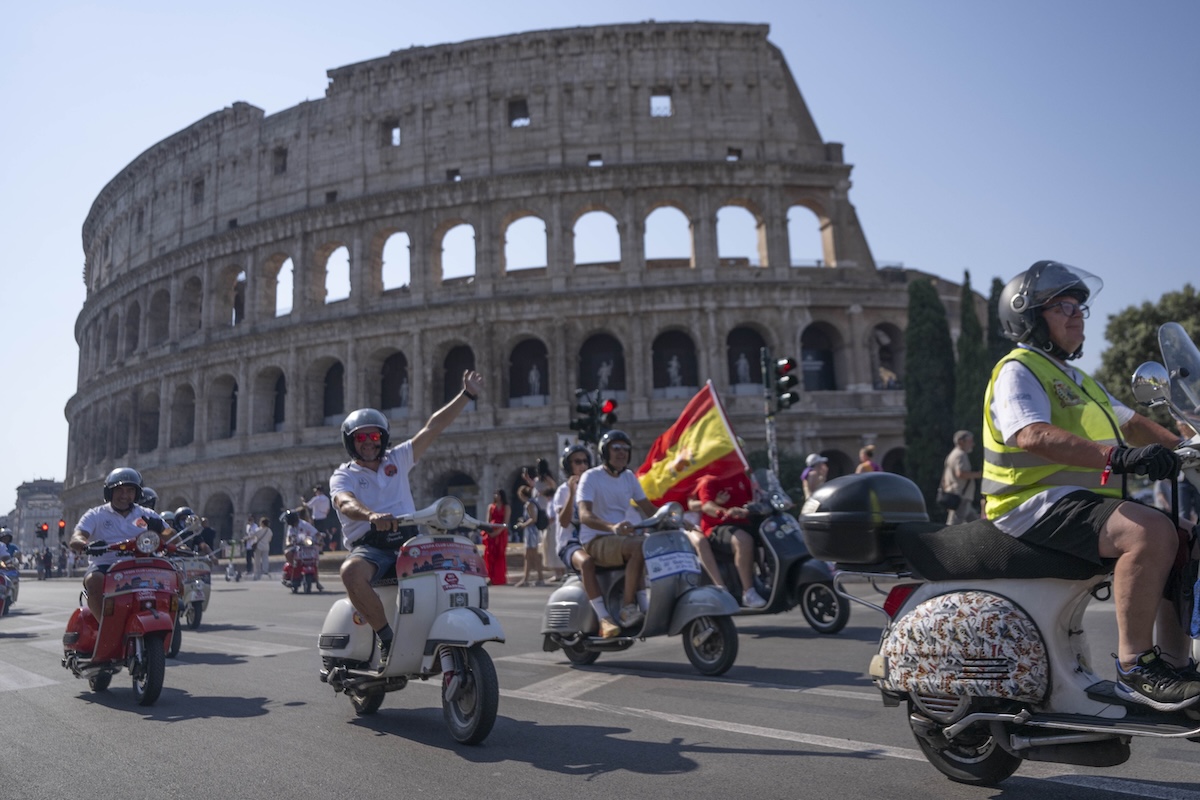 Roma invasa da 25.000 Vespa per gli 80 anni