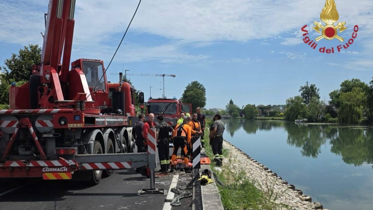 Tragedia a Jesolo, auto inghiottita dal fiume Sile: recuperati i corpi di due vittime